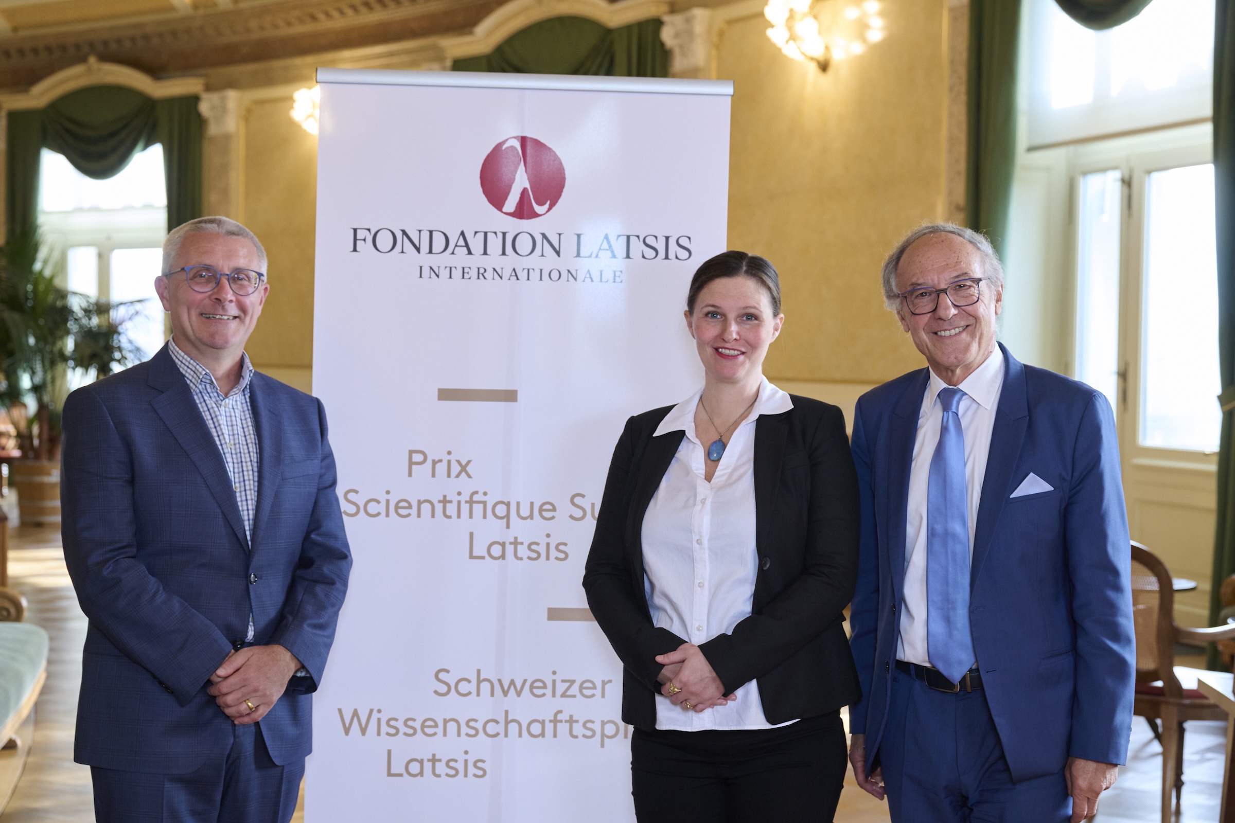 Markus Wild, qui a prononcé le discours en l’honneur de Saskia Stucki, Saskia Stucki la lauréate du prix Scientifique Suisse Latsis 2025 et Yves Flückiger, Président de la Fondation Latsis Internationale (Copyright: Franca Pedrazzetti)