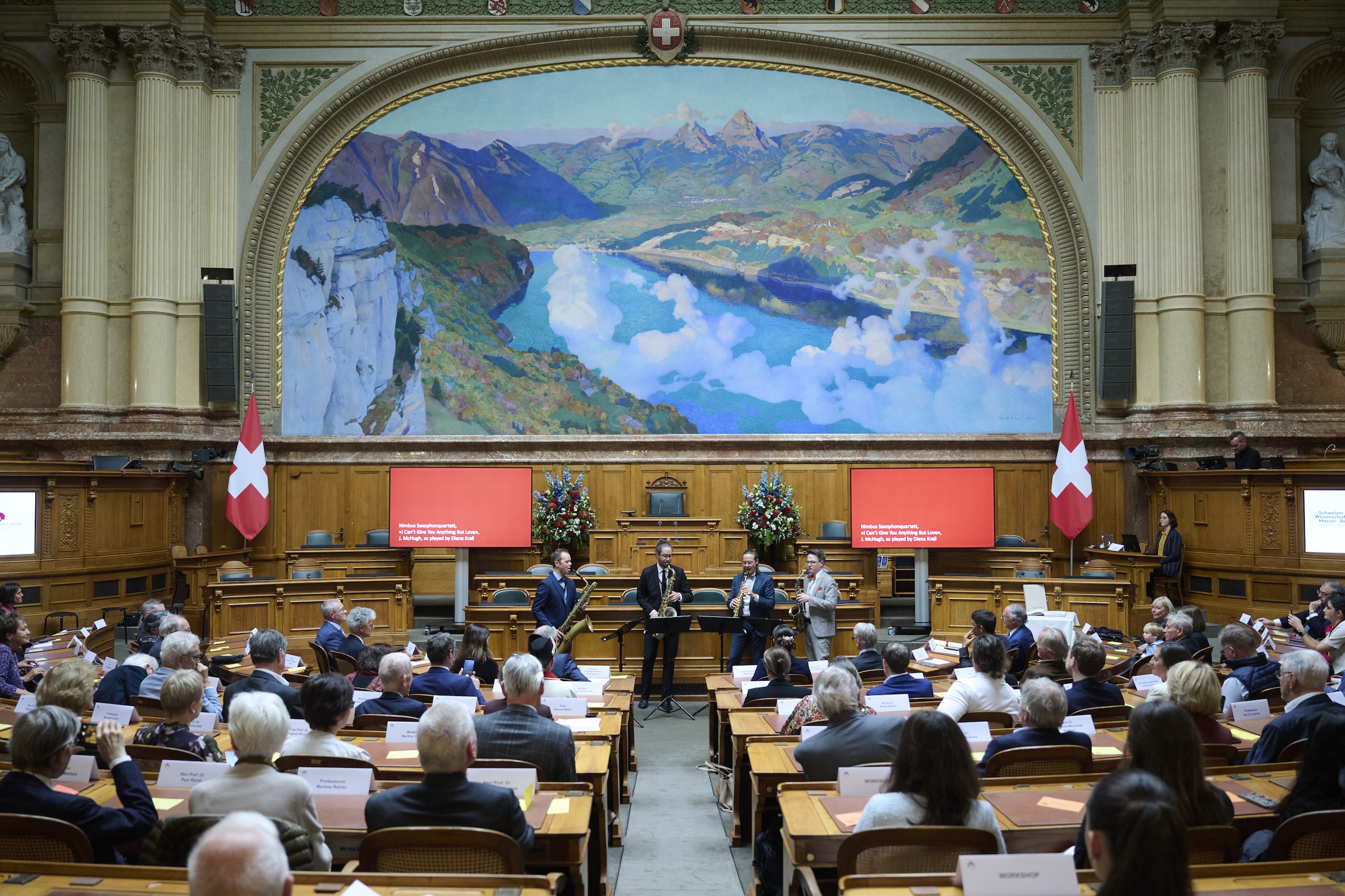 La salle du Conseil National au Palais Fédéral dans laquelle a eu lieu la remise des prix Scientifiques Suisse 2025 Latsis et Marcel Benoist et le quatuor de saxophonistes NIMBUS (Copyright: Franca Pedrazzetti)