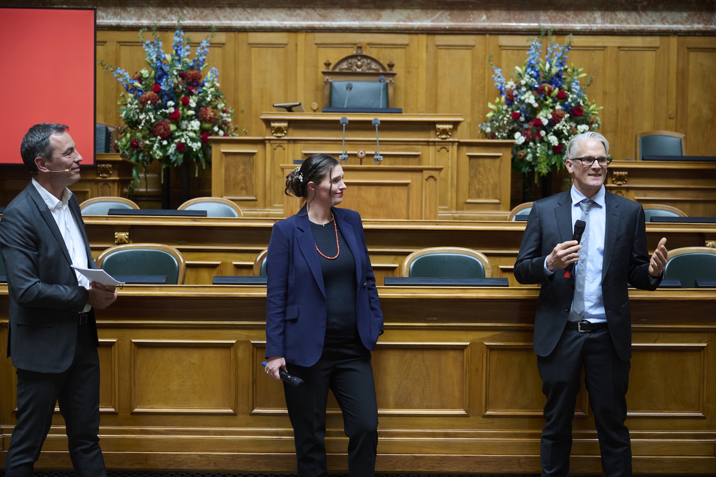 Saskia Stucki et Tobias Kippenberg qui échangent avec le modérateur de la cérémonie, Olivier Dessibourg