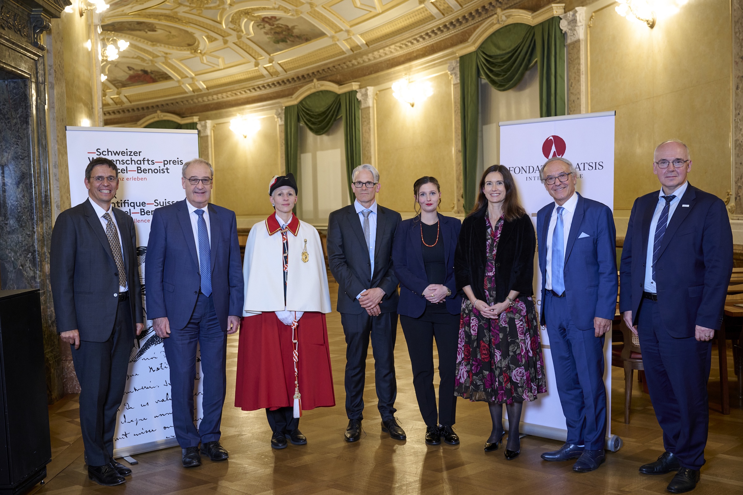 Didier Queloz, président de la Fondation Marcel Benoist, Guy Parmelin, Conseiller Fédéral, Tiziana Gutknecht, huissière, Tobias Kippenberg, lauréat du Prix Marcel Benoist 2025, Saskia Stucki, lauréate du Prix Latsis 2025, Maja Riniker, présidente du Conseil national, Yves Flückiger, président de la Fondation Latsis (Copyright : Franca Pedrazzetti)